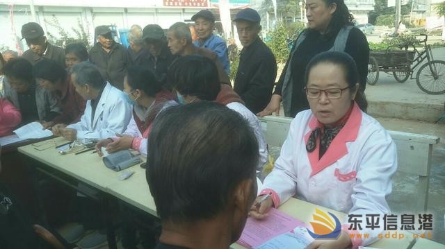 縣婦幼保健計生服務(wù)中心到接山徐坦村關(guān)愛老人健康免費義診活動