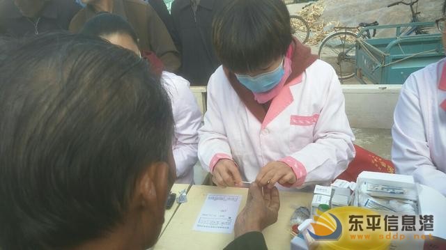 縣婦幼保健計生服務(wù)中心到接山徐坦村關(guān)愛老人健康免費義診活動