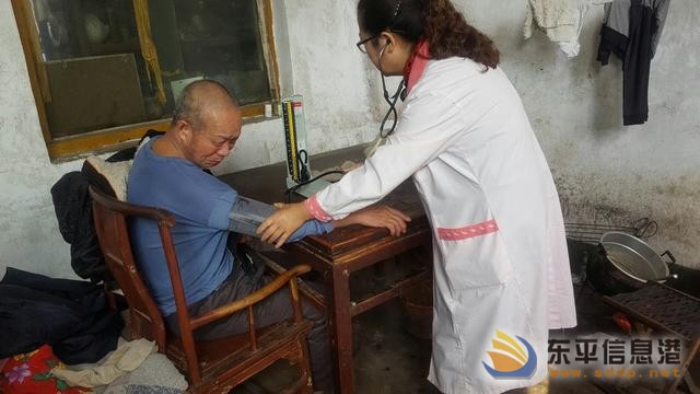 縣婦幼保健計生服務(wù)中心到接山徐坦村關(guān)愛老人健康免費義診活動
