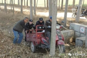 幸好有你！東平老人騎車不慎掉進溝里......