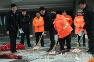 東平縣公用事業(yè)局環(huán)衛(wèi)處舉辦環(huán)衛(wèi)工人自制掃帚評比大賽