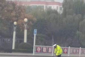 川流不息的馬路中間，東平這位民警在干嘛?