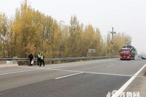 東平收費(fèi)站附近丨一男子徒步上高速要去武漢，結(jié)果......