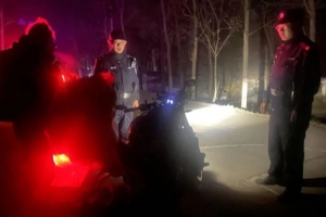 幸好有你！東平湖堤一名騎摩托車(chē)的男子不慎摔倒......