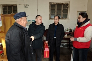 走訪慰問送溫暖 不忘初心顯關(guān)懷——東平縣“紅色禮包”關(guān)愛特困老人走進(jìn)接山鎮(zhèn)辛莊