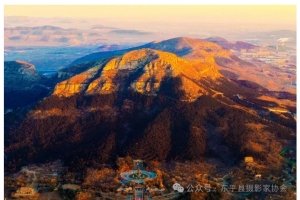 白佛山出現(xiàn)日照金山奇觀