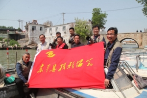 送花 東平縣攝影協(xié)會(huì)開展“弘揚(yáng)運(yùn)河文化 宣傳美麗水鄉(xiāng)”攝影采風(fēng)活動(dòng)