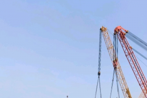 特殊大件順利抵達(dá)泰安港東平港區(qū)，泰安首次實(shí)現(xiàn)海河陸聯(lián)運(yùn)新突破