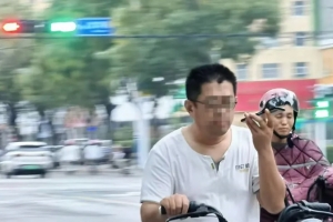 曝光！東平這些人騎電動(dòng)車打手機(jī)，危險(xiǎn)！